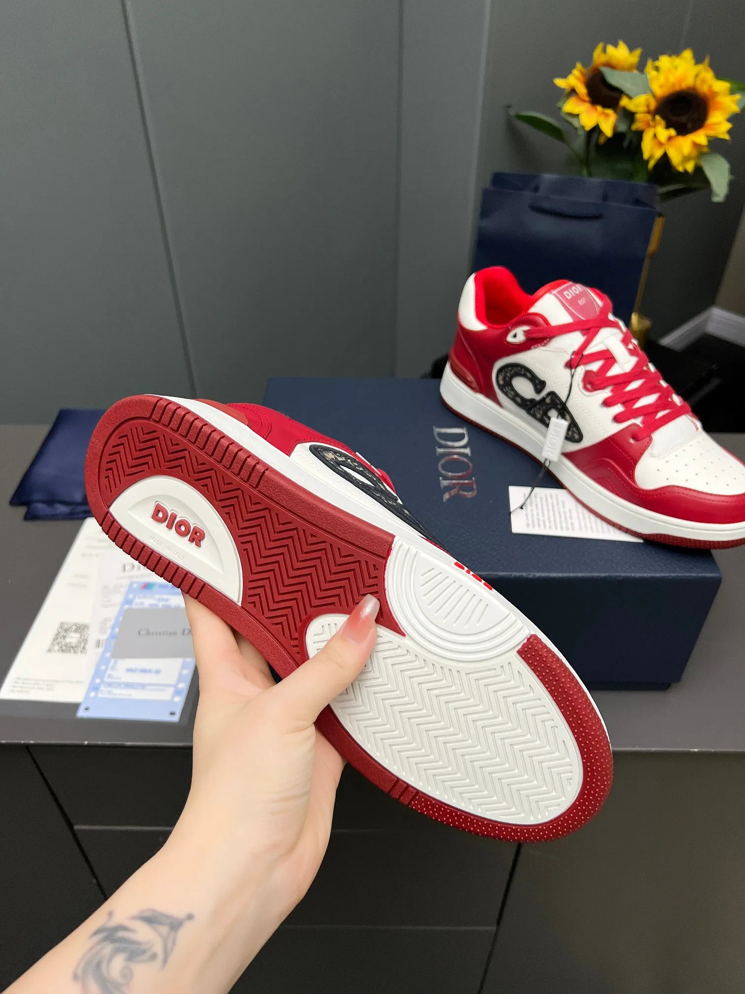 Men's Men's Shoes 💰600 Dior DiorB57 top version of low-top sneakers! ! ! Navy blue with beige smooth first-layer cowhide, fully oiled edges, T men's shoes 💰U outsole.  The 2024 autumn men's wear series has made a wonderful debut, a new classic item launched by Dior. Crafted from smooth first-grain cow leather in navy blue and beige, it's accented by a large leather heat-stamped CD logo on the sides. The distinctive laces of the same color match the color of the shoe body, and the opening and closing are decorated with various classic details on the tongue, sole and back side to enhance the style. The eyelet details, upper stitching and heel strip panels of the same color highlight the dynamic charm of its sports style. Exclusive two-color molded T men's shoes 💰U outsole is light, comfortable, non-slip and wear-resistant, the mesh lining and feet are customized with original colors, soft and breathable. Exquisite production technology highlights the grade, and can be matched with all kinds of clothing to create a refined look.